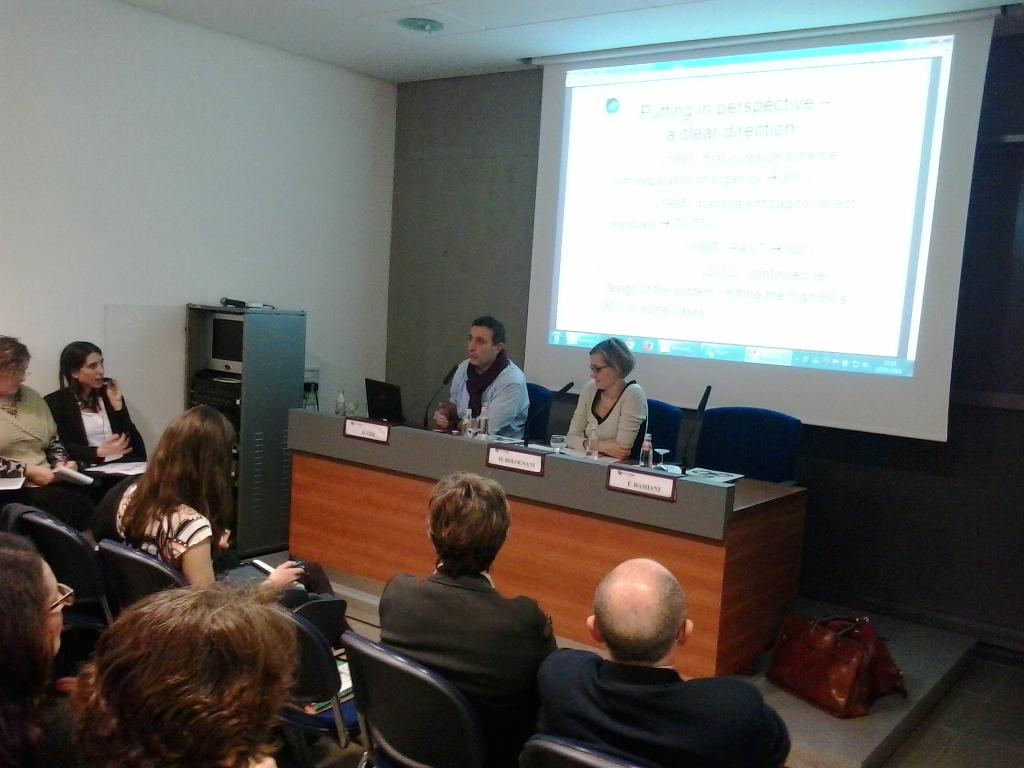 svimed's tweet photo. Conferenza @ZeroWastePro @Ecomondo #zerorifiuti #zeroproblemi #moltepotenzialitá @enzofavoino apre la tavola rotonda http://t.co/v91HbUa6EW