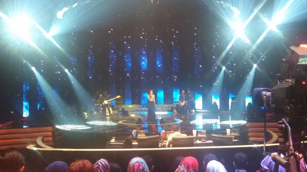 OfficialRCTI's tweet photo. SUPERR KERENNN RT @RisingStar_INA: @geishaindonesia nyanyiin 1/2 hatiku tertinggal! Keren! #RisingStarINAbig10 http://t.co/j2dy7mlwEb