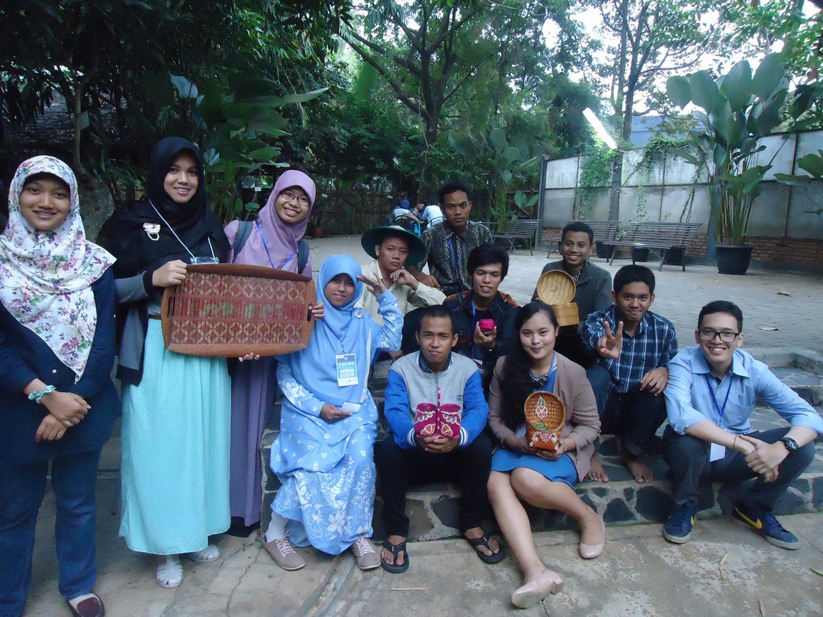 <a href="/ShoutForNation/">Shout for Nation</a> @AkuaNusa14 <a href="/ManguraiDenim/">Denim + Batik</a> <a href="/Ganciunik/">Ganci Unik Jogja</a> <a href="/Ginada_NSBC2014/">Ginada Pangalengan</a> 
#LOKAL is the new global