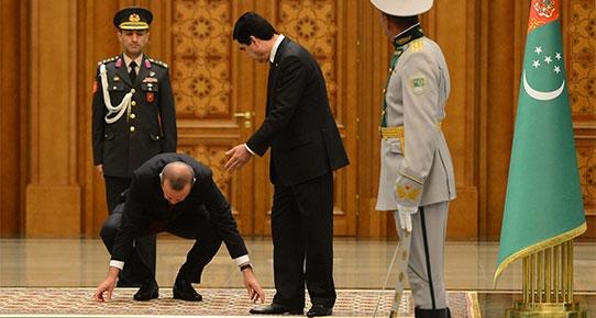 FotoHaber - Türkmenistan Devlet Başkanı Berdimuhamedov: ''Efendim, o halı yere çakılı... zaytung.com/fotohaberdetay…