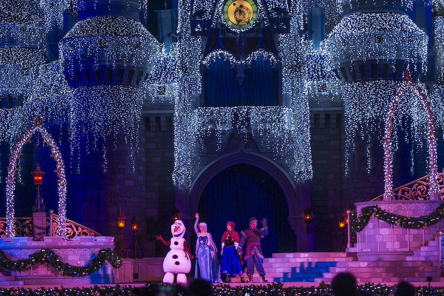 WaltDisneyWorld's tweet photo. Tune in to our live stream tonight and see "A Frozen Holiday Wish" at Magic Kingdom Park! http://t.co/QjqTULYnv9 http://t.co/8TIzpUtQ4N