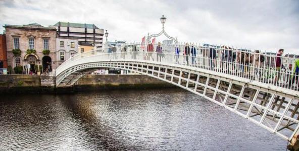 Walking past <a href="/MerchantsArch1/">The Merchants Arch Bar and Restaurant</a> 
#LoveDublin #ClubPhotos #Dublin #Ireland <a href="/partysnapsphoto/">PartySnaps Photos</a>