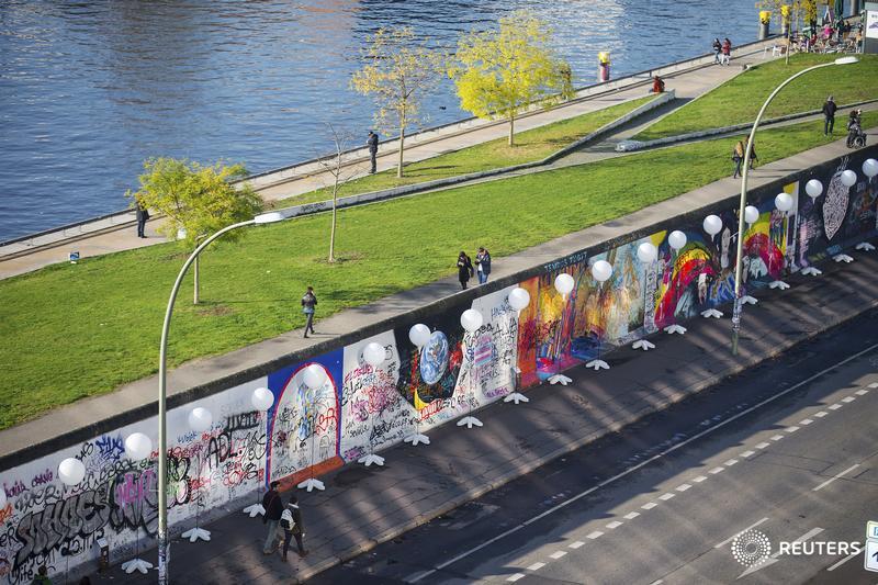 Reuters's tweet photo. PHOTOS: Light installation traces route along the former Berlin Wall. http://t.co/xZobgWQBiQ http://t.co/6YGy9VDXE2
