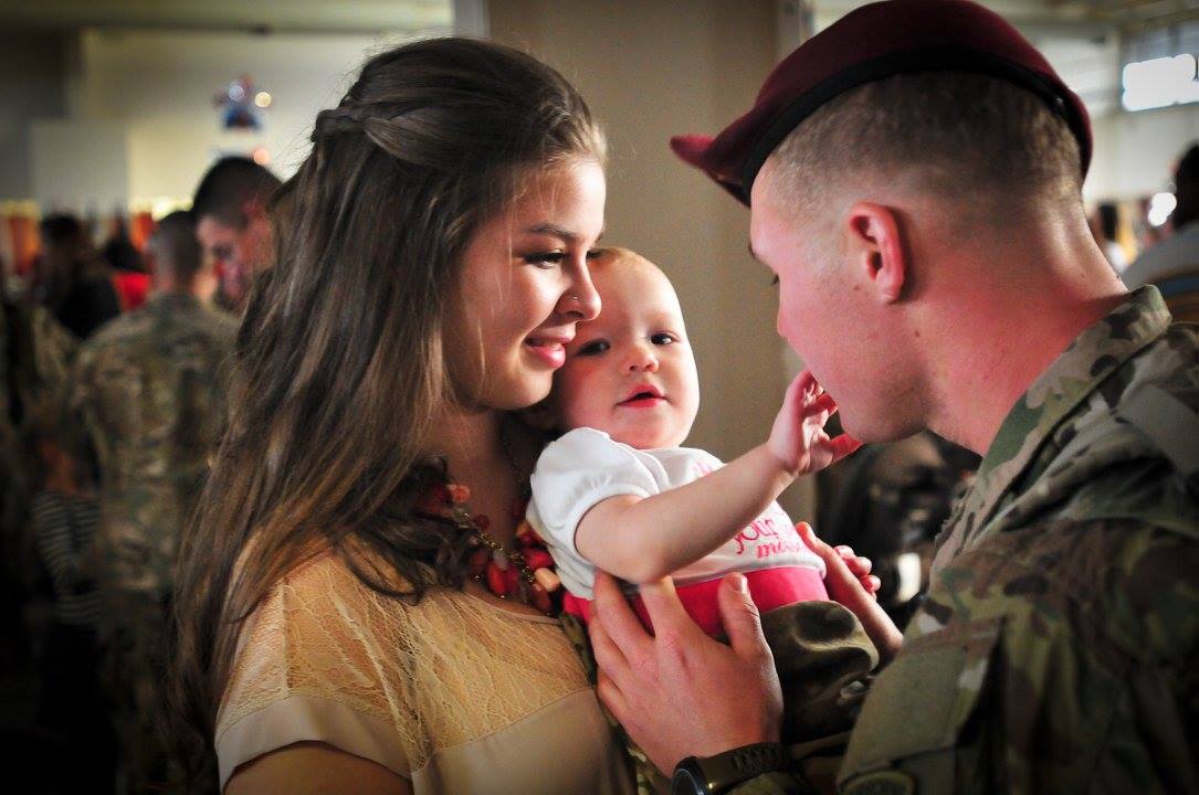 USArmy's tweet image. Sacrifices aren’t limited to those who wear the uniform.  The strength of our Soldiers is our families. #milfam