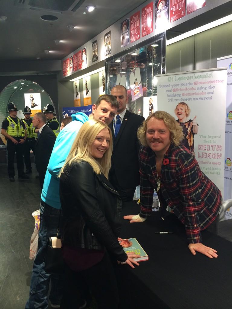Hayley_Firth's tweet photo. Just met this legend! @lemontwittor #lemonbooks Amazing!! http://t.co/JWzifzDxb2