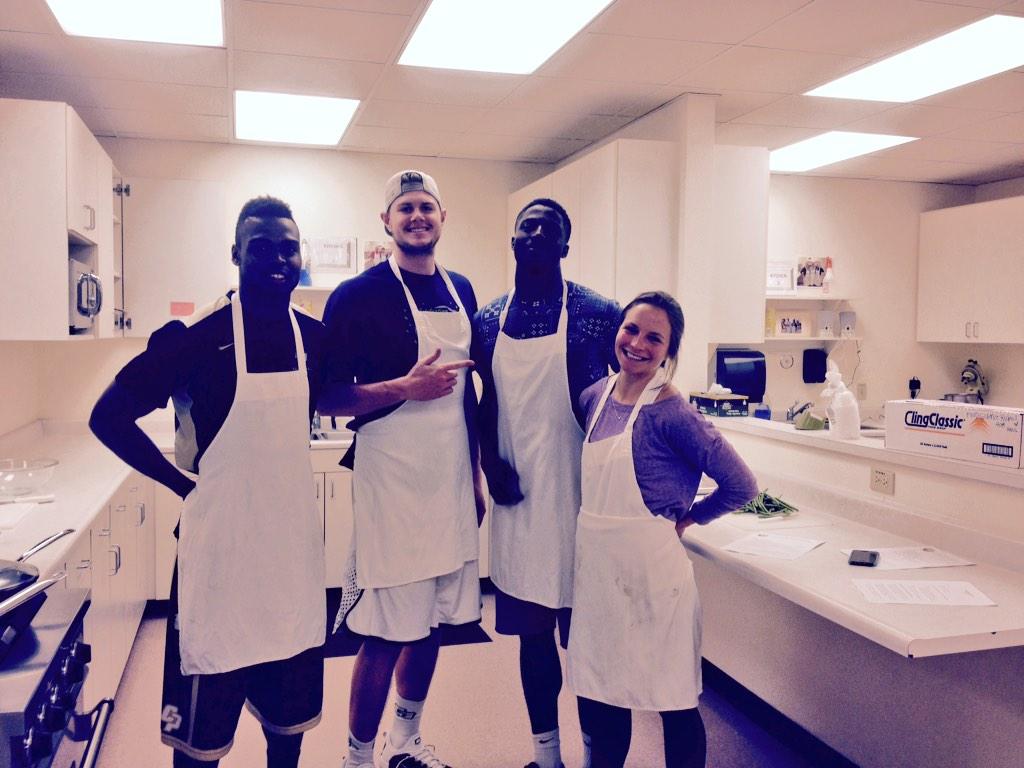 CPPrezArmstrong's tweet image. Our @calpolymbb team partnering with Nutrition students to cook healthy meals! #JourneyBackToTheTourney #ProudCPPrez