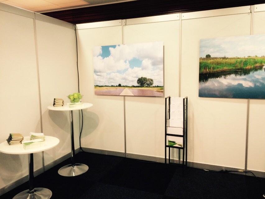 bijz_wonen's tweet photo. De nieuwbouwbeurs Veenendaal wordt goed bezocht! Verkooptransactie Bijzonder Wonen is ook aanwezig! http://t.co/LdwFFb0fK8