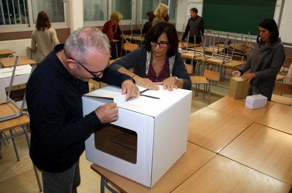 LaVanguardia's tweet photo. Empiezan a llegar los institutos catalanes las urnas y las papeletas para el #9N http://t.co/0f3IBDLKGM http://t.co/9icyBIvFcC