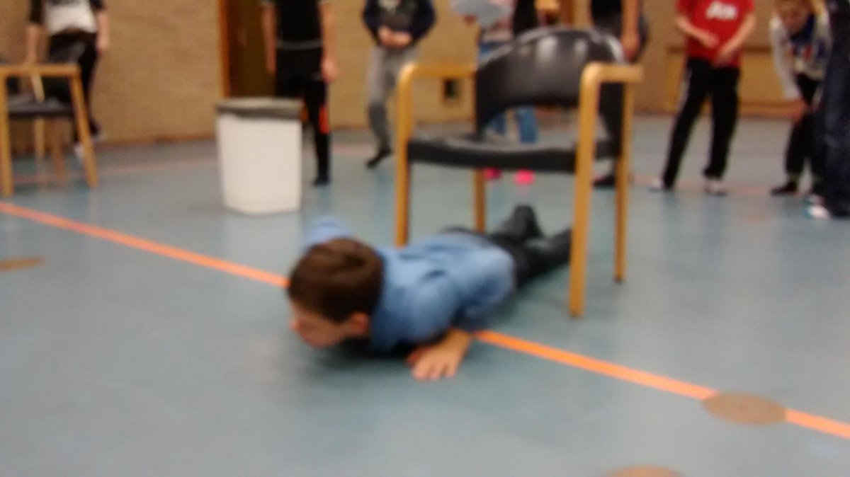 Sirkelslag Wilp is volop gaande! Oh my, wat schieten die flessen hoog door de lucht! nu arkje bouwen! supertof!