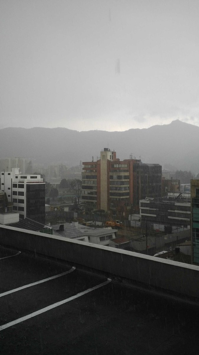 ALBEIROCER's tweet photo. @Citytv al fondo la calle 100, granizada y fuerte lluvia http://t.co/hN2Hx7YSVH