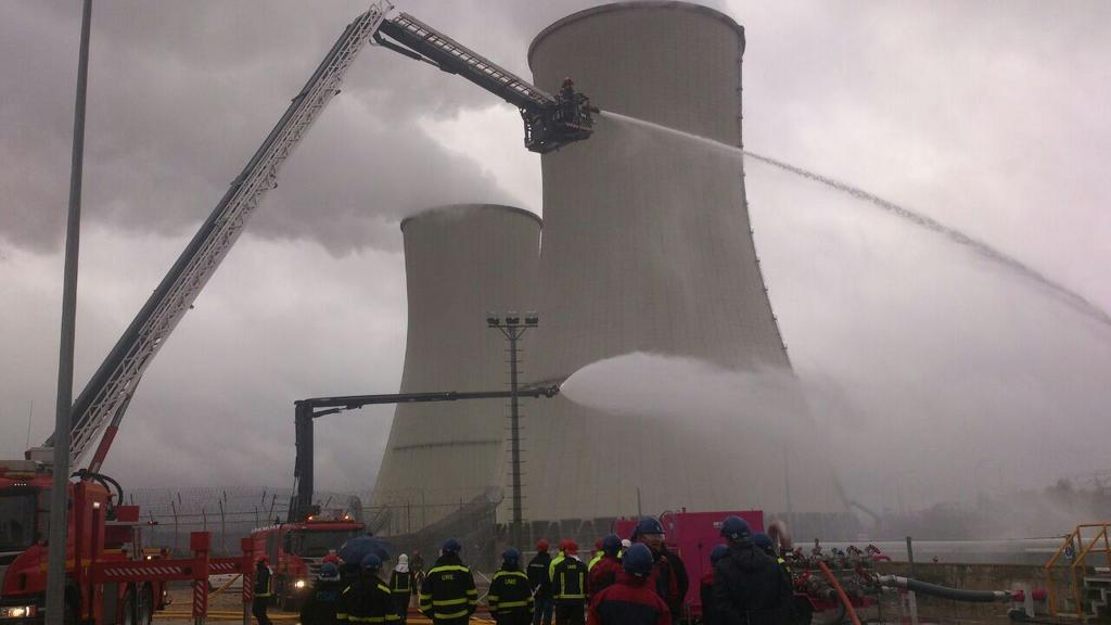 UMEgob's tweet photo. Ejercicio de enfriamiento del reactor en la Central Nuclear de Trillo con los Vehículos Intervención Tácticos #VINTAC http://t.co/AByiHSBc2r
