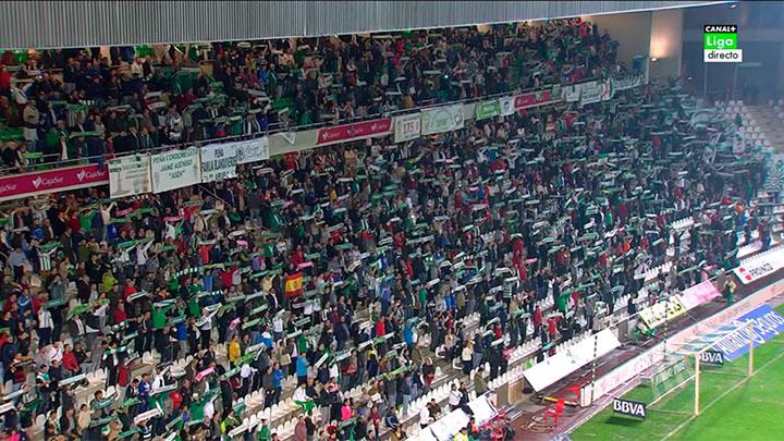 MPlusDeportes's tweet photo. Bufandas arriba. Voz en grito para cantar el himno del Córdoba. Fenomenal ambiente. http://t.co/FIfmErGxQQ