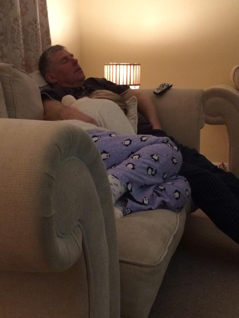Harper_08's tweet photo. How cute are @Millie_Katex and @FfcVince #fatheranddaughtersnuggles http://t.co/3itnfej4DL