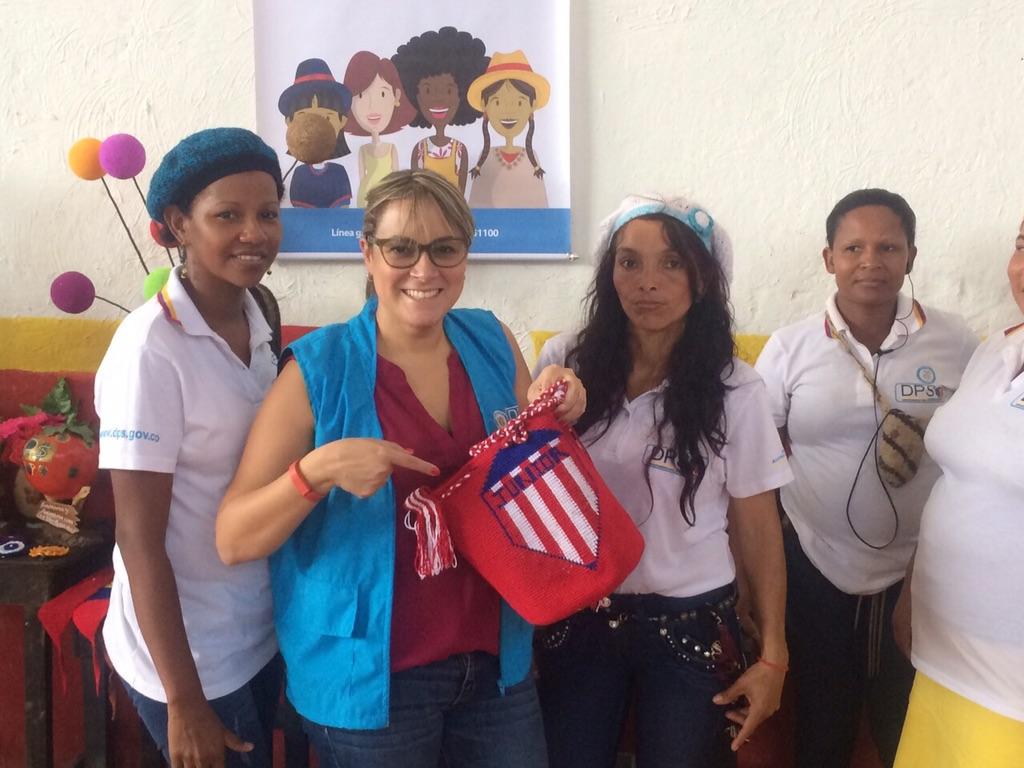 TatyanaOrozco's tweet photo. Mochila tejida en Zona Bananera, Magdalena donde al parecer también hay hinchas del @JuniorClubSA #CompraInmediata http://t.co/JKsKwKt354