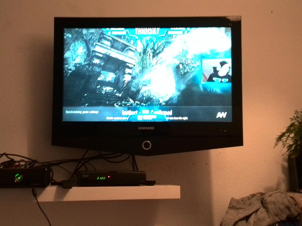 sam_schenk's tweet photo. @YaraskyGaming yaradky kijkende met broertje op de xbox gwn twitvh gedouwnload madafackers like dis.soo much http://t.co/pjpH8AVhO1