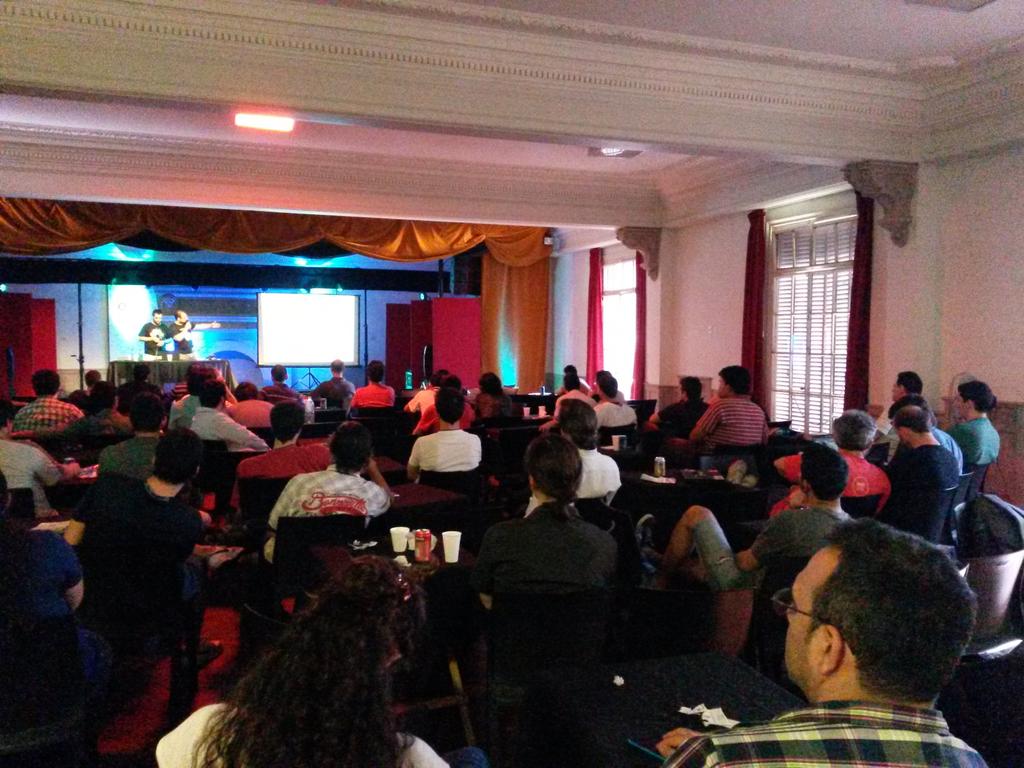 RiseconOrg's tweet photo. Salon lleno en la ultima charla y streaming al palo. Éxito total de la primera edición de #RISECON2014 http://t.co/gqHQisRvin