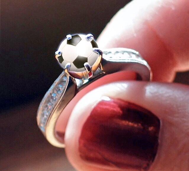 Futbol_Espanol's tweet image. Si acepta este anillo, ten por seguro que serán felices para siempre!!!