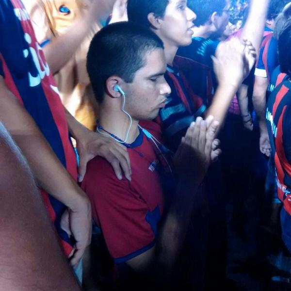 Justo19POPU's tweet photo. "No te veo, pero te siento". Es la imagen de este hincha de #Cerro que asistió ayer al Defensores. Sí, le fallaron. http://t.co/uRQpmLFUSH
