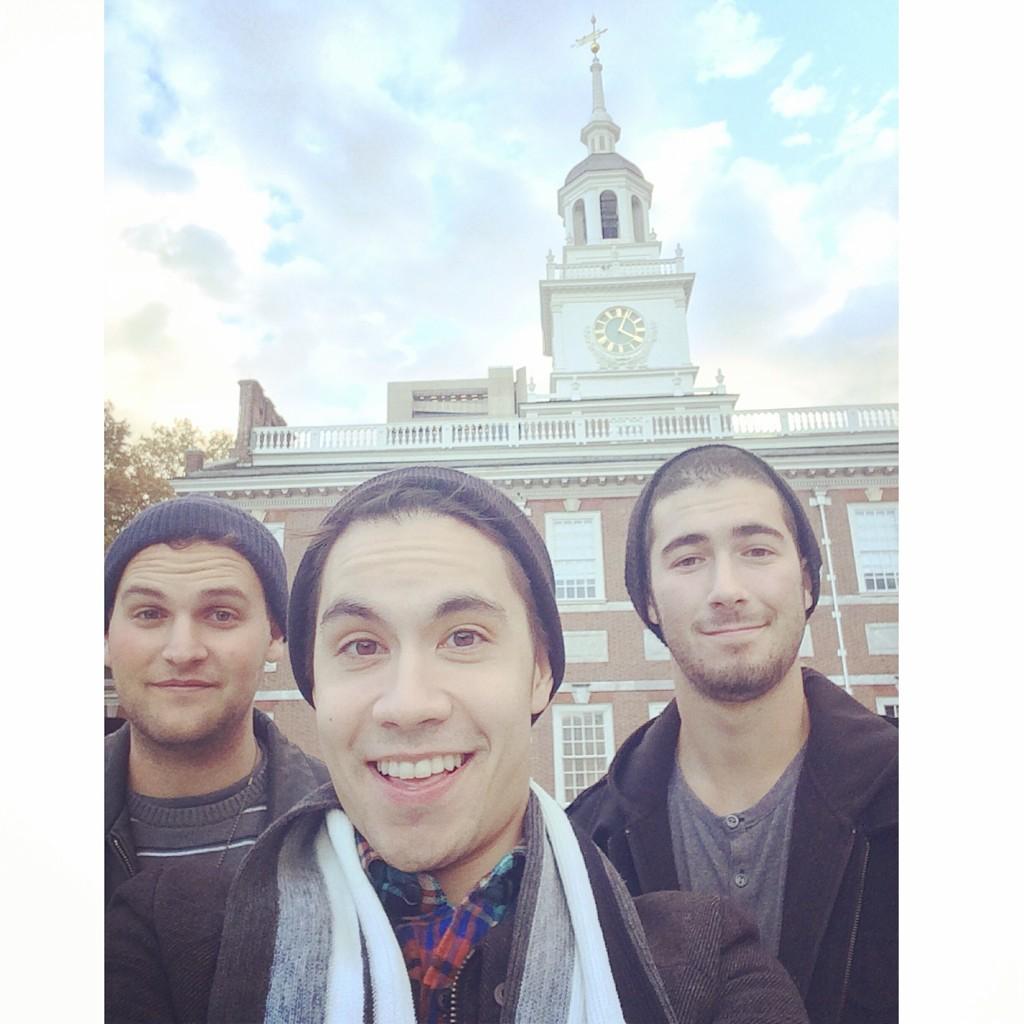 SamuelTsui's tweet photo. Showing my friends the building where I signed the Declaration of Independence!! #indepencehall #philly 🇺🇸🇺🇸 http://t.co/XQZJ1q3jnq