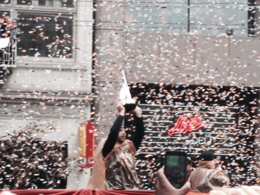 MontanaDuce02's tweet photo. Bumgarner hoisting the World Series MVP trophy #SFGParade #WSC2014 #MadBum http://t.co/kXqX1G5Ec5