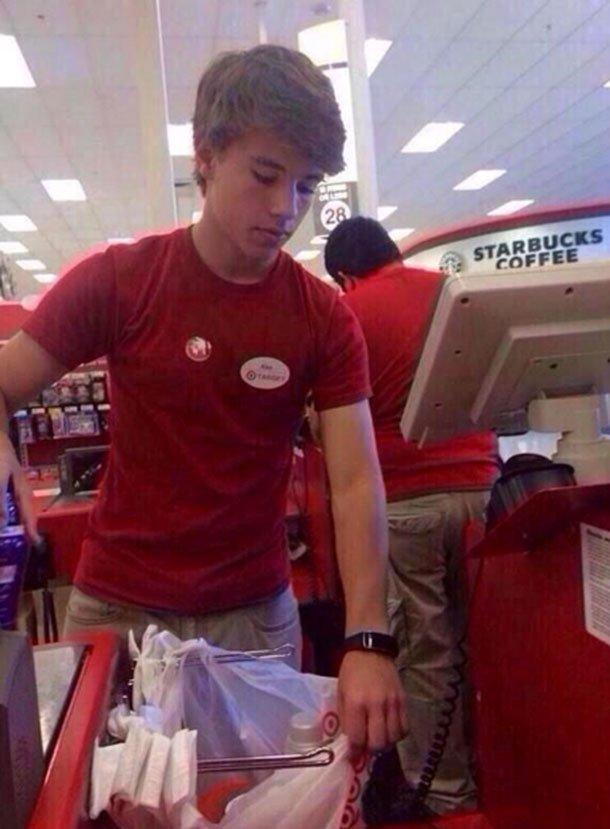 IriaPalacios's tweet photo. y porqe el mercadona del barrio no tenemos tios buenos??? jo #alexfromtarget #AlexFromTargetAtTargetWithEllen grrr:$$ http://t.co/3G6uVJPrui