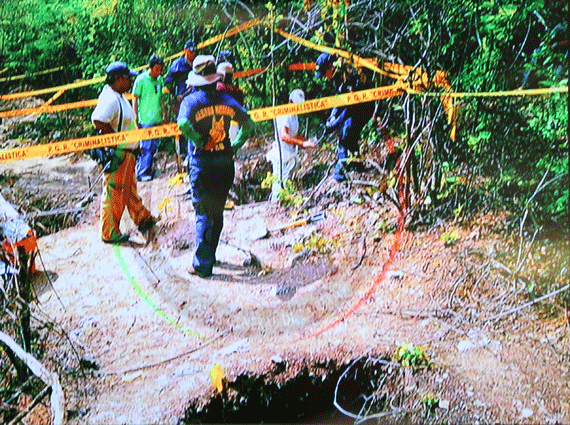 Asesinan a Estudiantes Normalistas de Ayotzinapa en Iguala Guerrero. - Página 10 B13vh-GCIAAaTi0