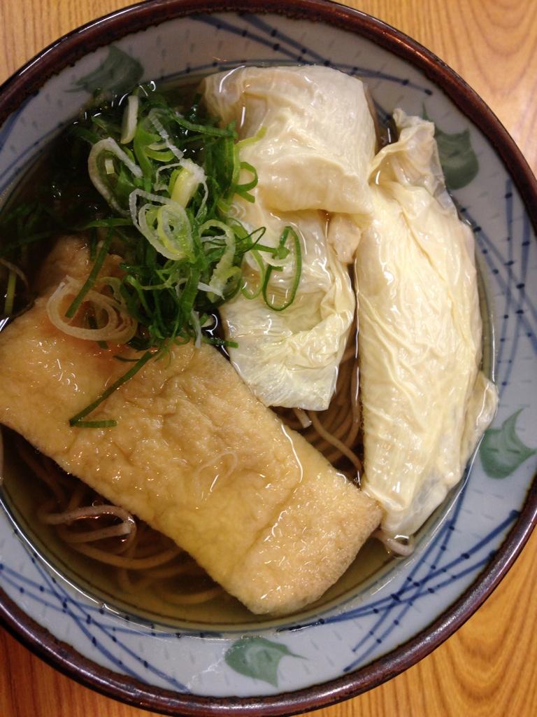 lealea_k's tweet photo. お昼は湯葉そば。ダシがきいた関西風のつゆに���った湯葉がうまい。 http://t.co/0Y0QQC1M9o