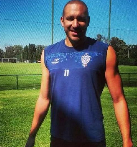 FutboolFichajes's tweet photo. Jonas Gutierrez volvió al fútbol después de su baja por cáncer. Se entrenó con Vélez. ¡¡GRANDE, GALGO!! http://t.co/gLcBpIfqeh