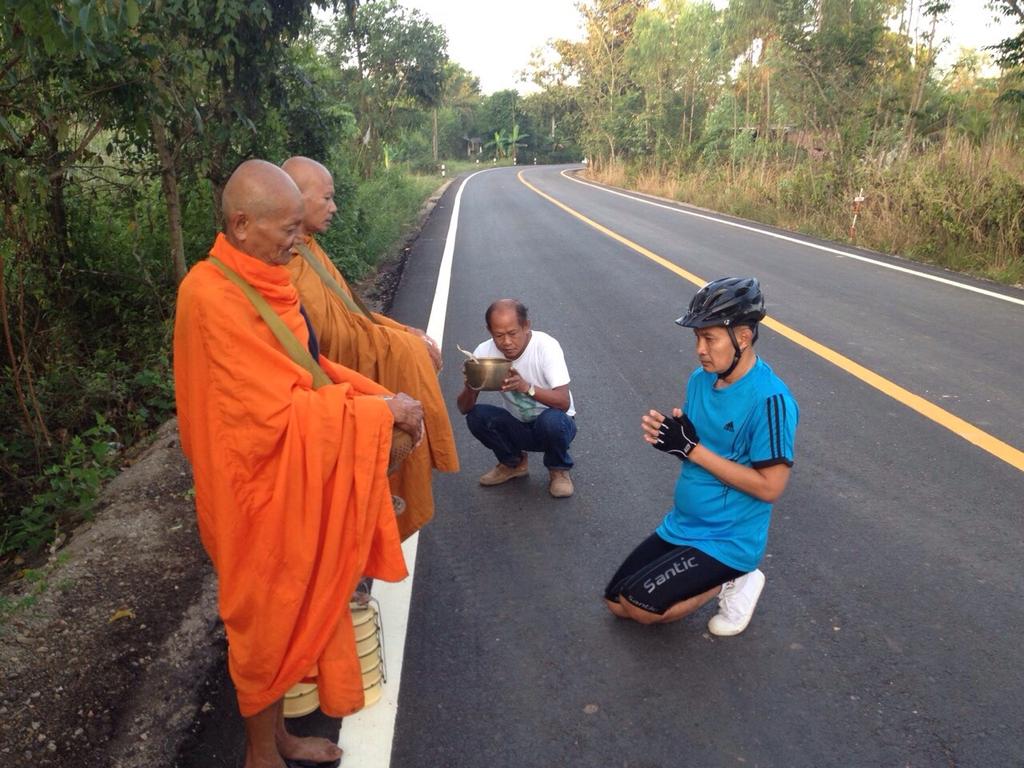 tuykeay's tweet photo. สภ.เขาสิงโต ภ.จว.สระแก้ว สิงโต1 พร้อมชุด สายตรวจจักรยาน เข้าถึงชุมชนโดยวิธีการรักษ์โลกโดยไม่สิ้นเปลืองพลังงานน้ำมันฯ http://t.co/XrcWakdXBN