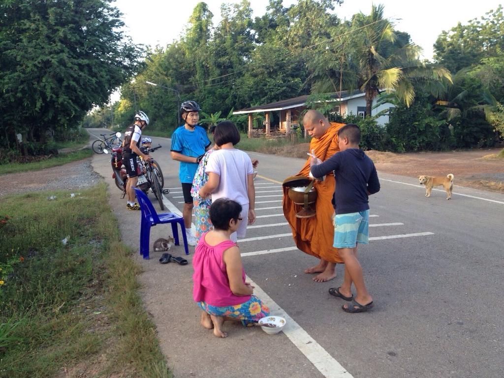 tuykeay's tweet photo. สภ.เขาสิงโต ภ.จว.สระแก้ว สิงโต1 พร้อมชุด สายตรวจจักรยาน เข้าถึงชุมชนโดยวิธีการรักษ์โลกโดยไม่สิ้นเปลืองพลังงานน้ำมันฯ http://t.co/XrcWakdXBN