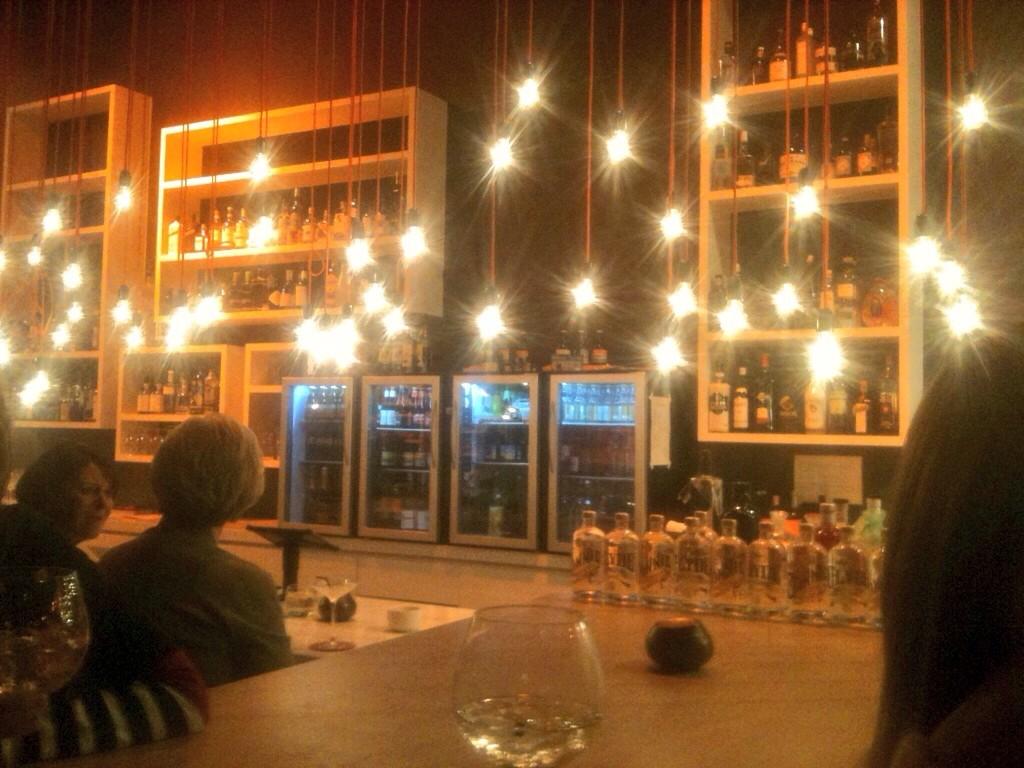 JonasLakiere's tweet photo. Cosy night at YAM tonic with @KellyGryson , @JolienLakiere & Michaël #biercee #gintonic http://t.co/5WMQVJcGWV