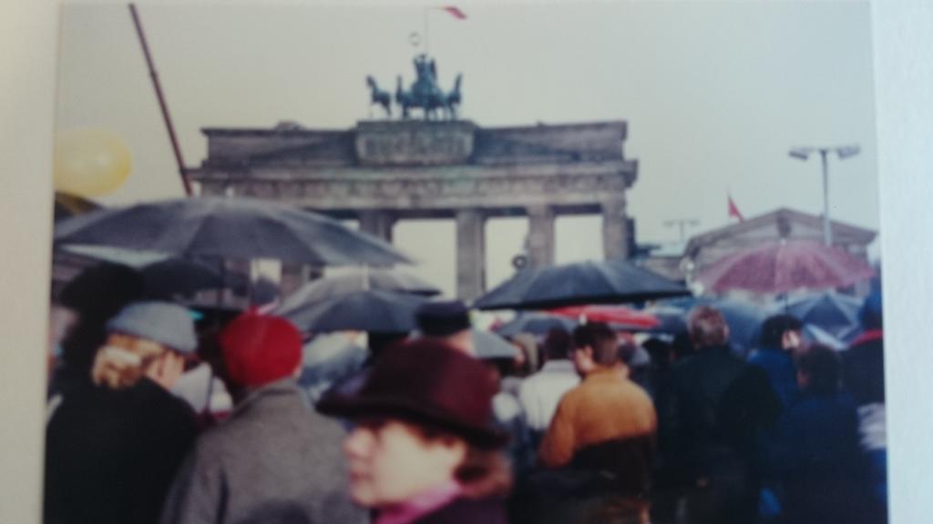 村山秀太郎 ベルリンの壁 崩壊25年 写真はﾌﾞﾗﾝﾃﾞﾝﾌﾞﾙｸ門へ押し寄せる東ベルリン市民と壁をよじ登る瞬間 はずされた 壁一枚の隙間を 東 から 西 へとすり抜けた私は数人から抱擁されキスをされた 壁の上では人々がワインを飲んで叫んでいた Http
