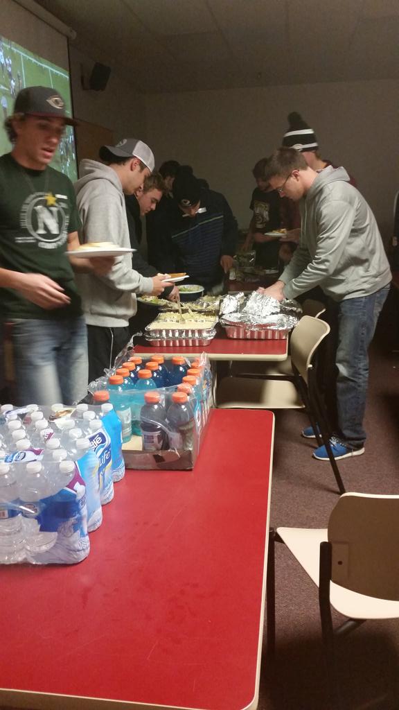 Coach_Mistro's tweet photo. #DBdinner thanks @MLaetsch3 http://t.co/kUbHMc1F2N