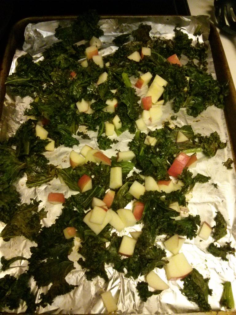 LLog14's tweet photo. Roast some #kale with #apples. Yum yum. #easyrecipie http://t.co/53RQC1QgLN