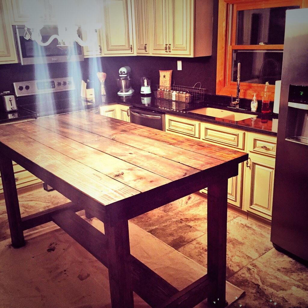 MegLivesFast's tweet image. DIY pub table for under 100 bucks 👍