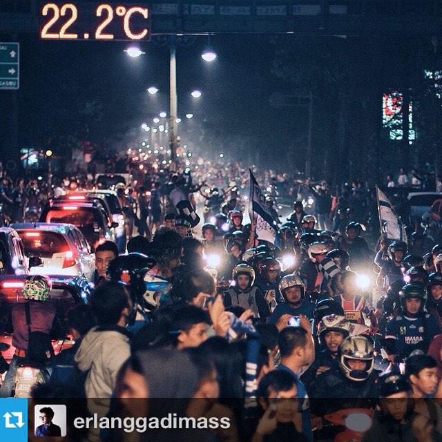 infobdg's tweet photo. Suka Cita Meledak, Ribuan Warga Bandung Tumpah ke Jalan http://t.co/9jJmBZsytx #PersibJuara #infoBDG http://t.co/RNe6WHO2IB