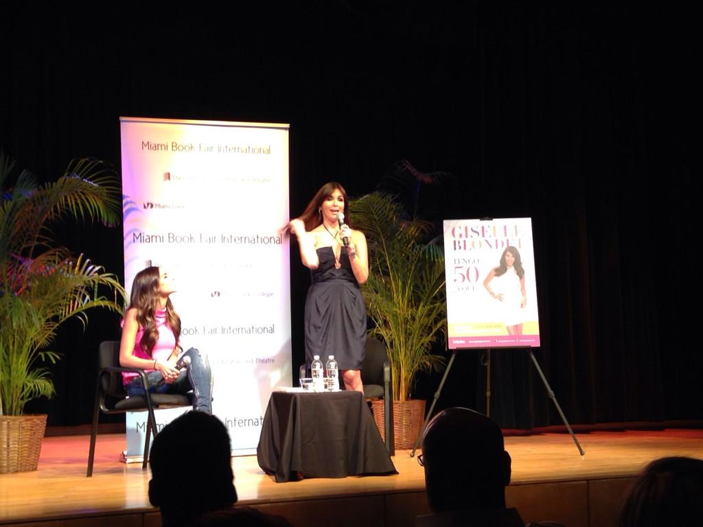 nevarezpr's tweet photo. Ya llegΓ³ @GiselleBlondet para el #BookLecture #Tengo50yQue en #RumboALaFeria http://t.co/OqSG9CNHHv