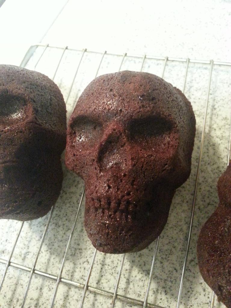 Siryn_Cosplay's tweet photo. Last weekend for the art store. Made my coworkers and boss brownies. #foodporn #skull #bakegood #brownie http://t.co/anpRcVC7i1