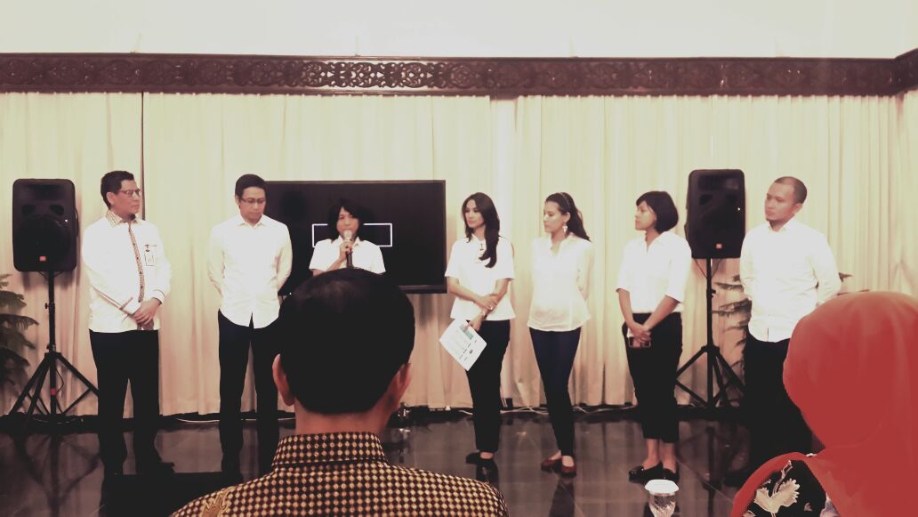 Geng "Rembuk Kreatif" di dpn Presiden @jokowi_do2 utk ind kreatif | <a href="/addiems/">ADDIE MS</a> <a href="/AbdeeNegara/">Abdee Negara</a> <a href="/mpokmod/">Maudy Koesnaedi</a> <a href="/lucywiryono/">Lucy Wiryono</a>