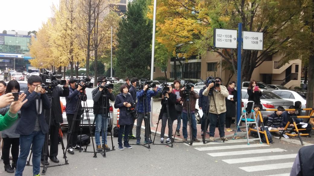 압구정동 신현대아파트 정문에서는 인간적 모멸감을 견디지 못해 분신 끝에 운명하신 경비 노동자에게 지금이라도 입주자대표회의의 진심어린 사과와 대책마련을 촉구하는 기자회견이 진행중입니다.