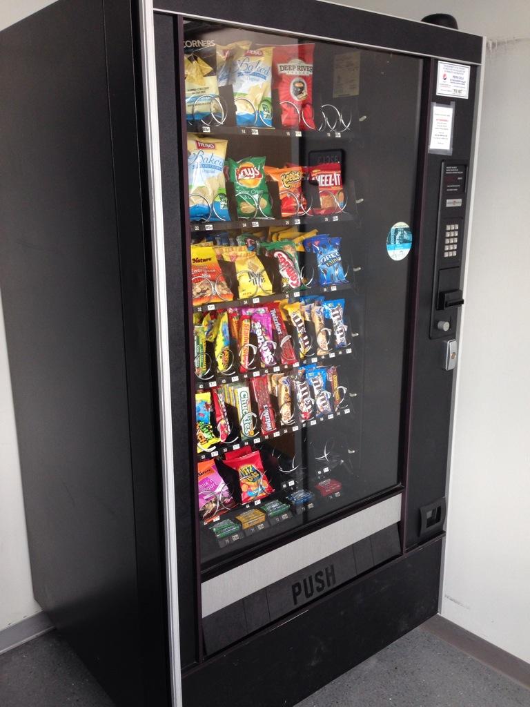 Hydra日本支局 Twitter પર Cawsに登場したアメリカのお菓子自動販売機 お金を入れるとコイル部分がまわり 間のお菓子が押し出されて落ちる仕組み 問題はコイルがまわりきらずお菓子が落ちない場合があるので 映画の場合はアレをゲットするのに700円程は使ったかと