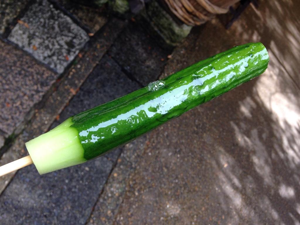 lealea_k's tweet photo. デザートは、京漬け物の「アイスきゅうり」（登録商標）をポキッ。歯ごたえがいいねえ。 http://t.co/NHcyfifp2c