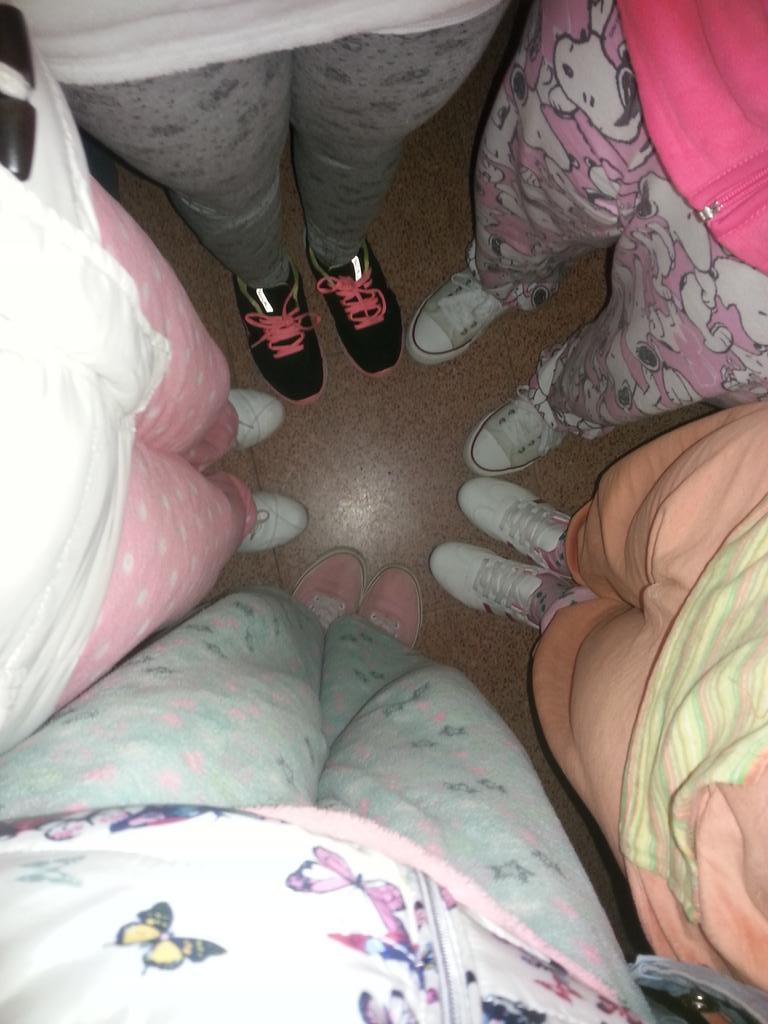 sara_cream's tweet photo. Las oras que son y no se nos ocurre otra cosa que ir al madonnal @chuschus1515 @vefeor91 @piiiiiitu @rosamartinez199 http://t.co/0E8IkCjFph