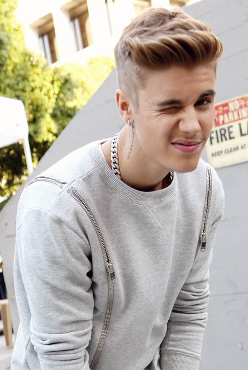 biebersmaniabr's tweet photo. EMABiggestBeliebers #EMABiggestFansJustinBieber http://t.co/rXhxYGVPVI