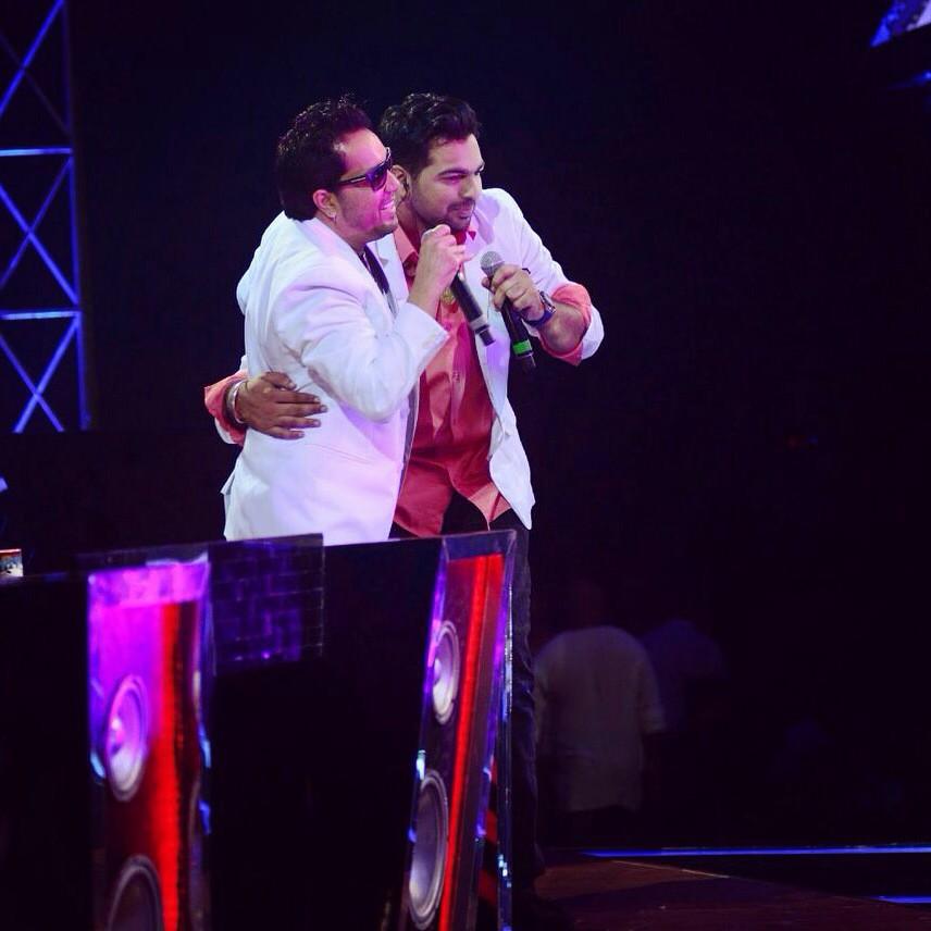 pardeepsran08's tweet photo. Singing with @mikasingh ji #concert5 #Djnight #90's #song #tucheejbadihaimast ..#India'sRawStar_pardeep @StarPlus http://t.co/f6oYnH5ohw