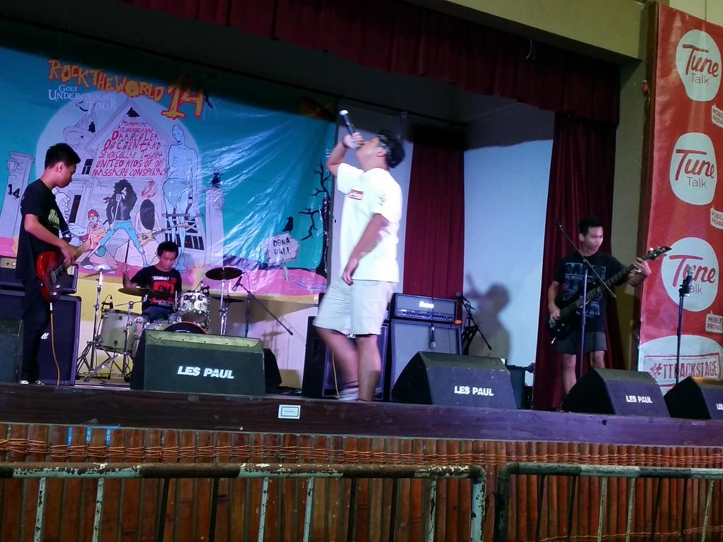TuneTalk's tweet photo. Happening now at DBNA Hall Kuching, #RTW14 #GoesUndergroundTour Battle of The Bands! http://t.co/Aoxxp6Mxku