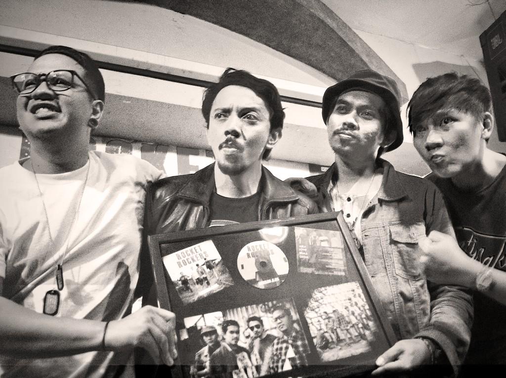 rocket_rockers's tweet photo. resmi sudah album #MerekamJejak diluncurkan, utk info pembelian CD cek timeline kita ya FRIENDS! http://t.co/Oct4wjkO8e