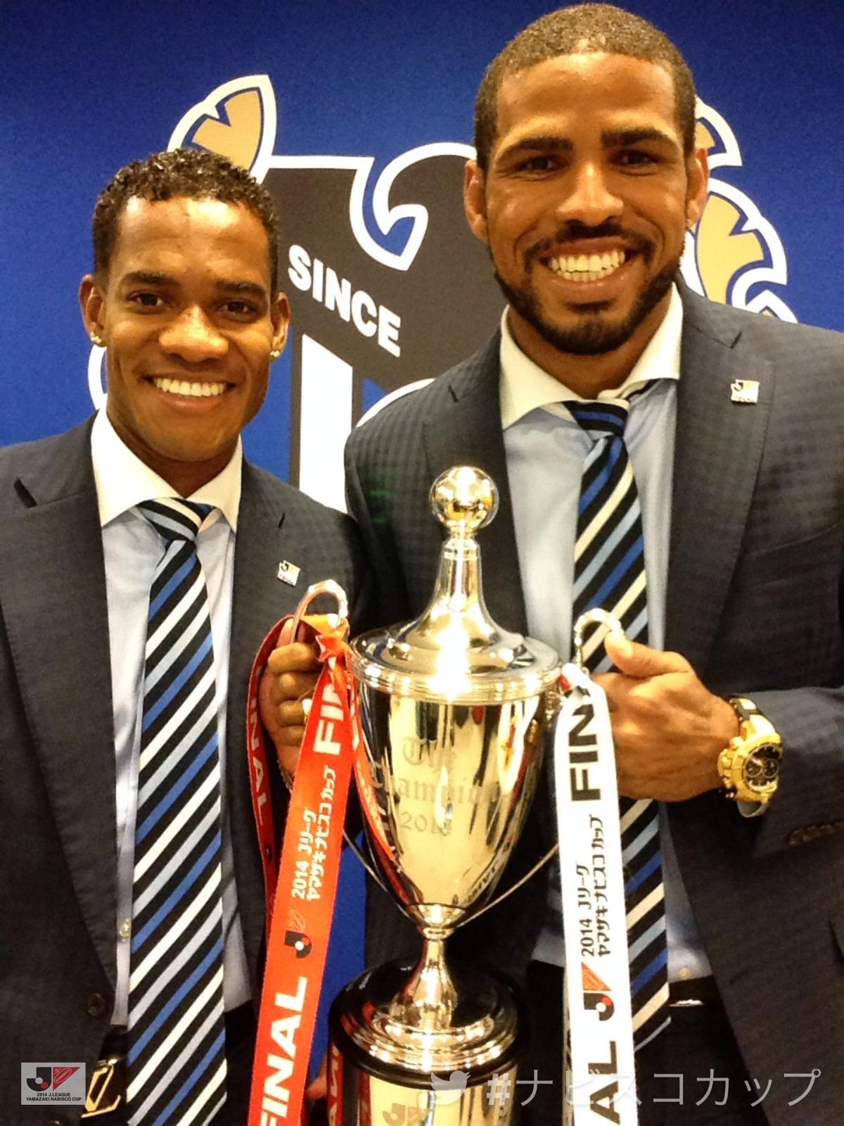 ｊリーグ 日本プロサッカーリーグ ナビスコカップ 優勝おめでとう 新しい歴史を作ったガンバ大阪 Gamba Officialの選手たちの歓喜の様子を公開中 Patricaguiarパトリック選手とリンス選手と Http T Co Vn6bac0bx8