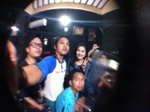 Recording session @fingercrossband with kaka2 kece dan handal <a href="/giTaRoni/">Gita Roni Chandra</a> <a href="/ade_kunci/">Ade Kunci Wihartoyo</a> <a href="/anisafc/">anisa ninis</a> @al_tibuyFC <a href="/bemzharper/">bambang hari permana</a>