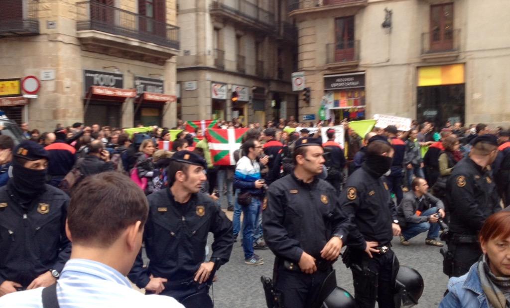 Tensión en Sant Jaume entre independentistas vascos y grupos contra la consulta del 9-N B160ty5CAAEZYLQ